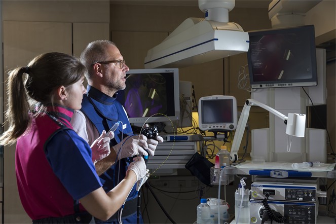 Prof. Dormann mit Mitarbeiterin in der Endoskopie bei der Vorbereitung einer Spyglass-Untersuchung. Foto: Steinbach/Ahrens