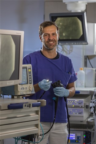 Ltd. Oberarzt Dr. Ulrich Hügle bei der Vorbereitung einer Spiegelung. Foto: Steinbach/Ahrens