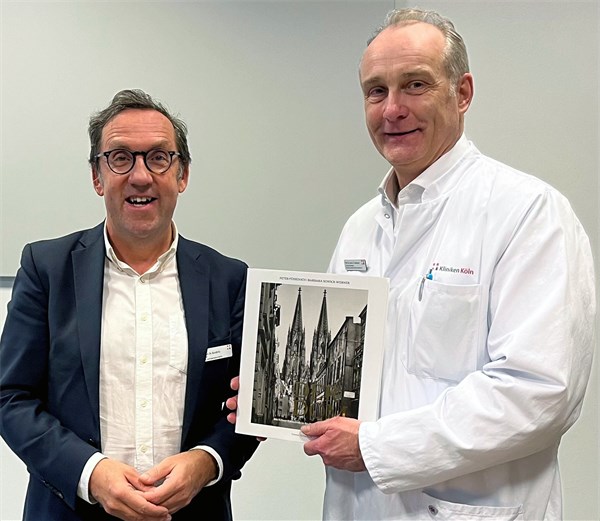Geschäftsführer Prof. Goßmann (r.) begrüßt den neuen Chefarzt Prof. Korebrits, Foto: Kliniken Köln