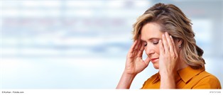 Symbolfoto: Frau mit Kopfschmerz. Foto: Kurhan / Fotolia