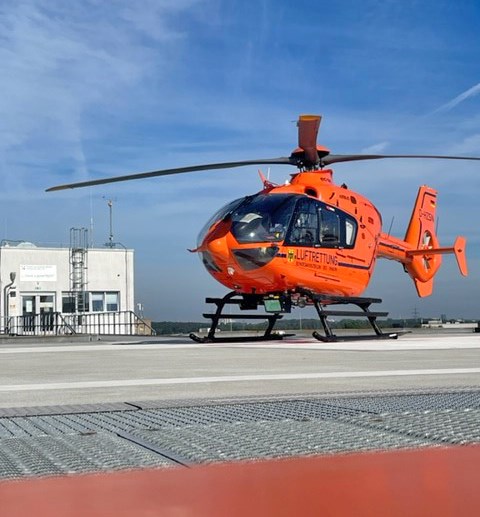 Christoph 3 auf dem Hubschrauber-Dachflugplatz in Merheim, Foto: © Kliniken Köln/ auf dem Graben 