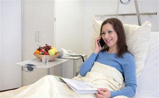 Patientin im Krankenbett. Foto: Bettina Rütten