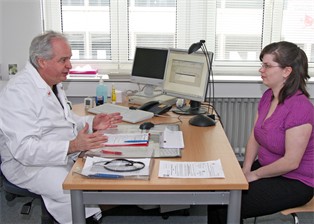 Arztgespräch, Foto: Eigentum der Kliniken der Stadt Köln gGmbH