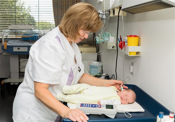Untersuchung eines Neugeborenen, Foto: ©Kliniken Köln /BFF