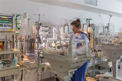 Pflegekraft im Kinderkrankenhaus, Foto: Kliniken Köln