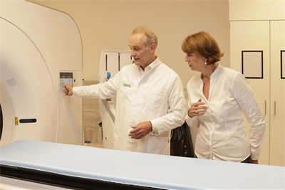 Prof. Dr. Axel Goßmann, Geschäftsführer und Chefarzt der Radiologie Holweide und Merheim der Kliniken Köln und Henriette Reker, Oberbürgermeisterin der Stadt Köln, Foto: Rütten/Kliniken Köln