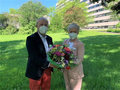 Klinik-Geschäftsführer Holger Baumann begrüßt Silvia Cohnen, neue Pflegedirektorin der Kliniken Köln