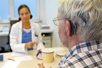 Hörtest eines Patienten mit Cochlear Implantat, Foto: FOX