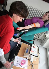 Blutentnahme für Laboruntersuchung, Foto: Eigentum der Kliniken der Stadt Köln gGmbH