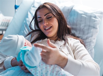 Auf unserer Station können Sie Ihr Baby in Ruhe kennenlernen, Foto: monsters of media