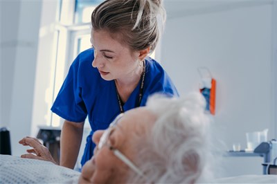 Pflegekraft mit Patientin auf unserer Station, Foto: monsters of media
