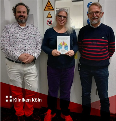 Foto: Prof. Dr. rer. nat. Oliver Schildgen, Priv. Doz. Dr. rer. nat Verena Schildgen und Prof. Dr. Michael Brockmann (v.l.)