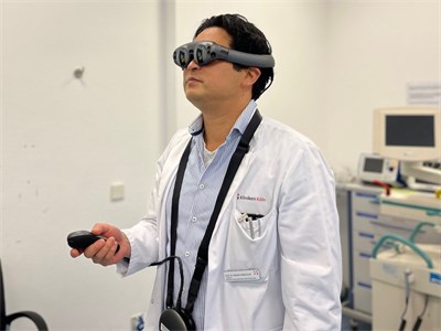 Prof. Makoto Nakamura verwendet die Brainlab VR-Brille, Foto: © Kliniken Köln