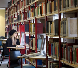Studentin in der Bibliothek der Universität Witten / Herdecke. Bildquelle: Universität Witten / Herdecke