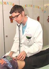 Herr Dr. Wißkirchen bei einer Untersuchung