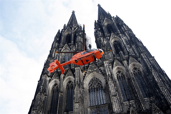 Rettungshubschrauber Christoph 3 bei einem Einsatz vor dem Kölner Dom. Foto: Thomas Banneyer
